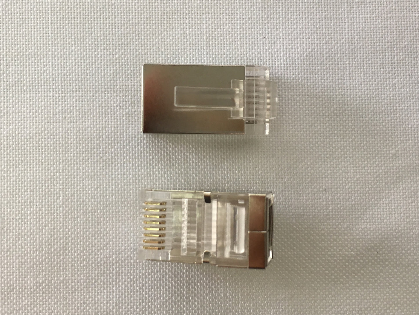 Conector plug RJ-45 categoria 5e metalico paquete de 100 unidades