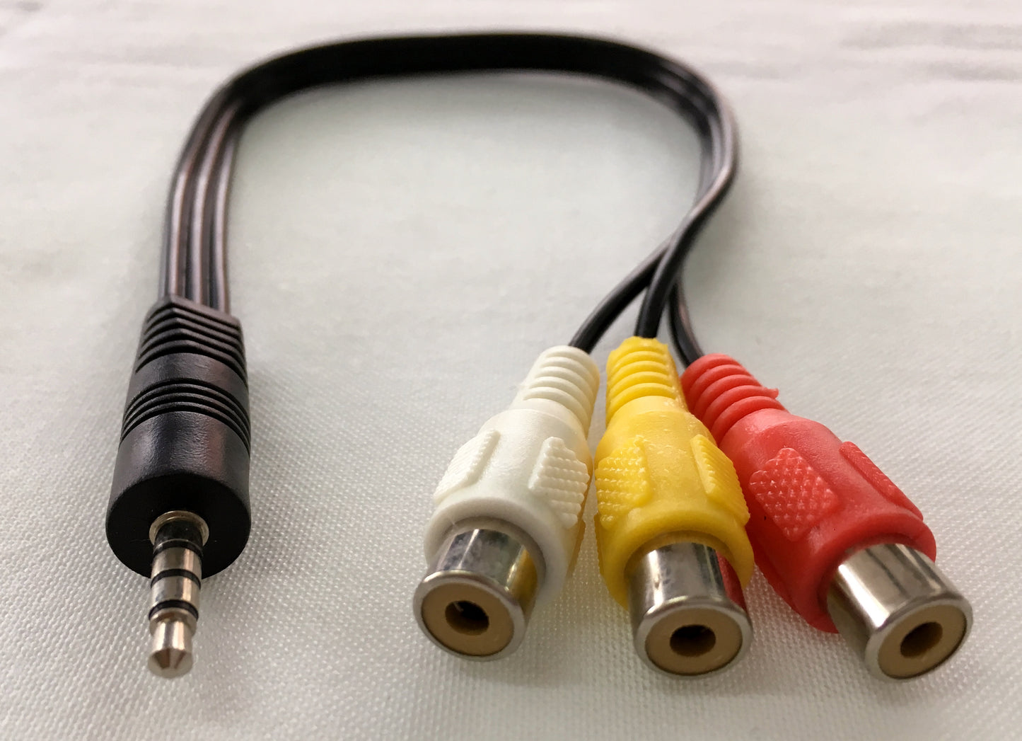 Cable Tripolar audio video de conector 3.5 mm a 3 RCA hembra